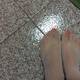 Piedi con auto bianche